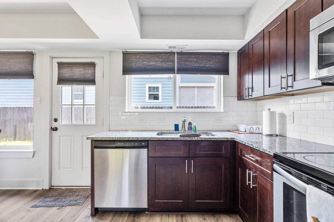 Sleek 2br Townhouse, Stones Throw To Uptown *