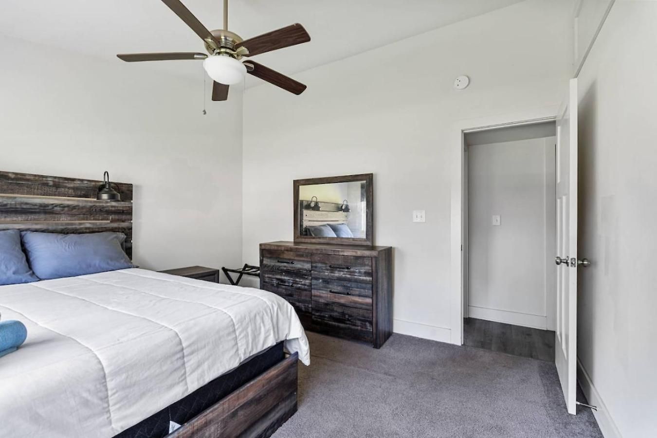 Sleek 2br Townhouse, Stones Throw To Uptown Apartment