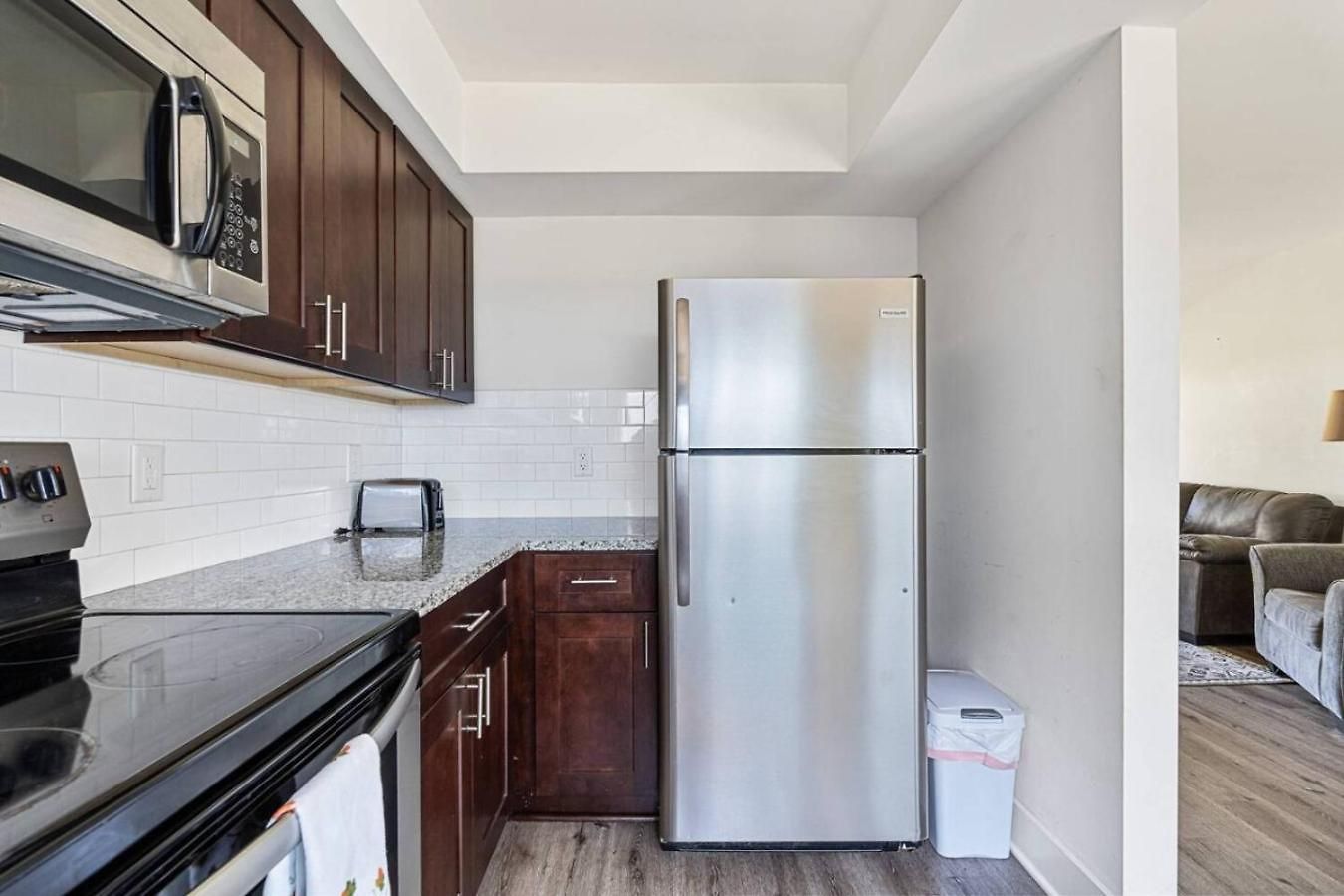 Sleek 2br Townhouse, Stones Throw To Uptown Apartment *