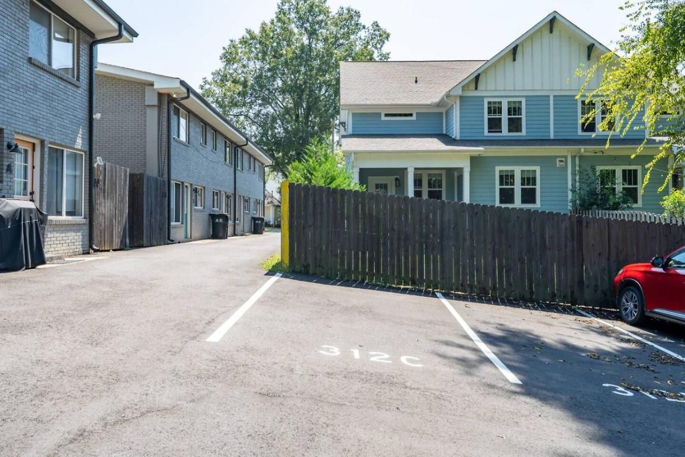 Sleek 2br Townhouse, Stones Throw To Uptown