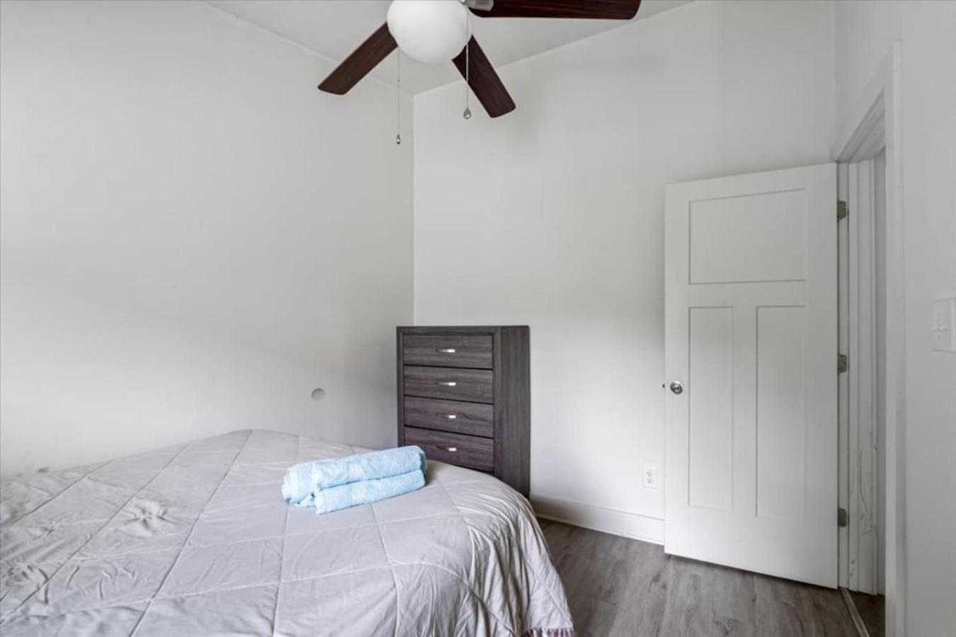 Modern 2br Big Feel | Pets+, Parking+ Apartment *