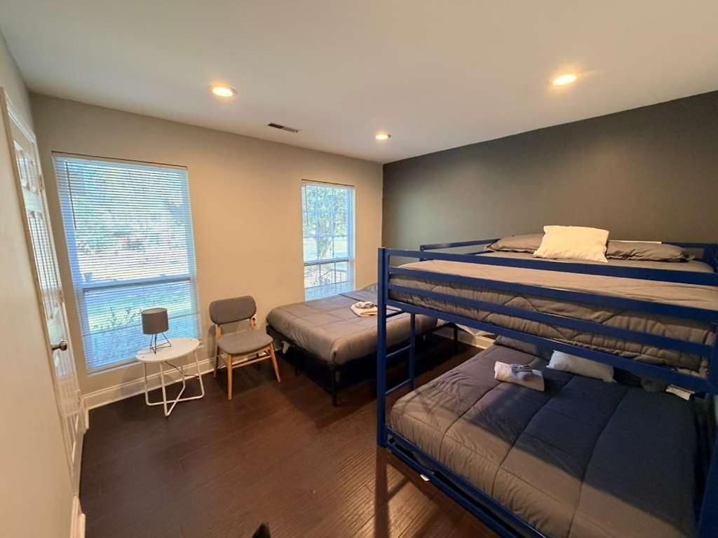 3br W Yard & Wifi Sleeps 10 Holiday home Charlotte
