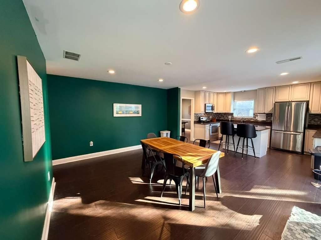 Holiday home 3br W Yard & Wifi Sleeps 10 *