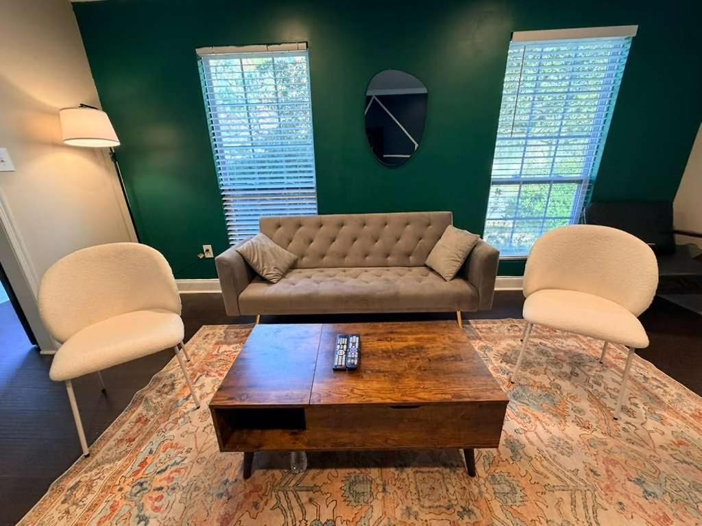 Holiday home 3br W Yard & Wifi Sleeps 10 *