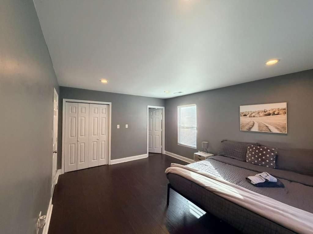 3br W Yard & Wifi Sleeps 10