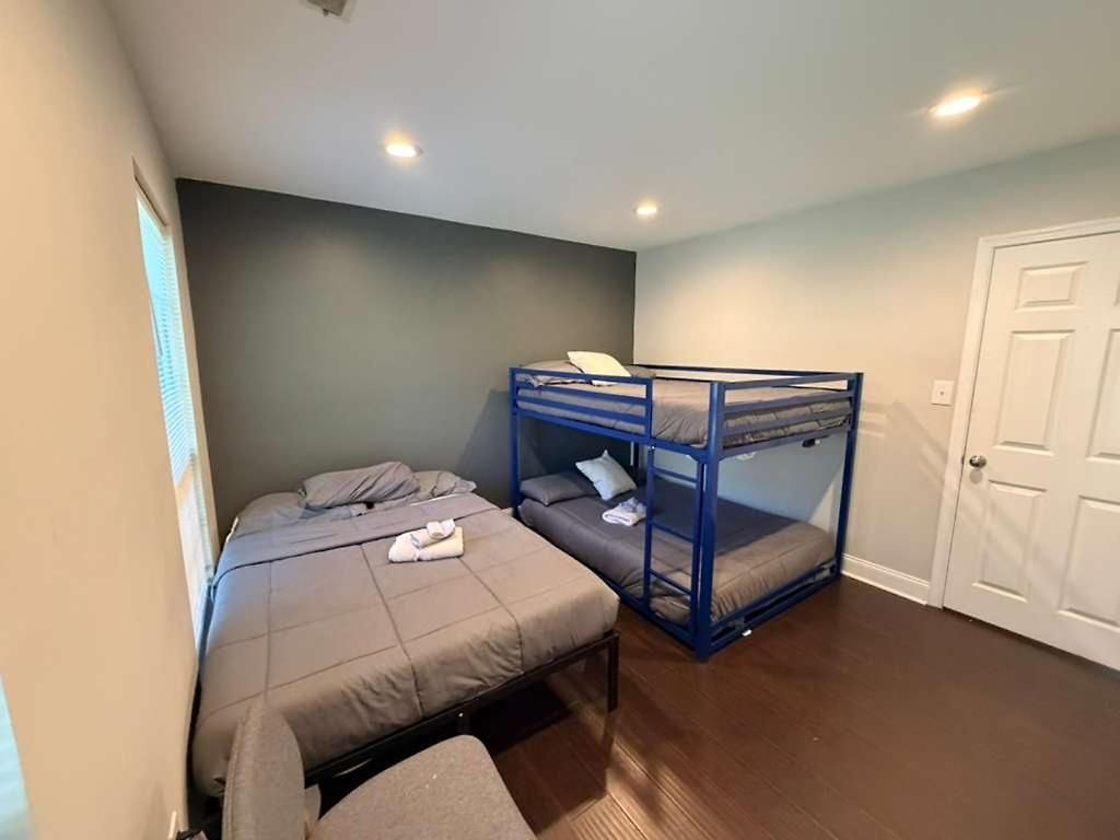 Holiday home 3br W Yard & Wifi Sleeps 10 Charlotte