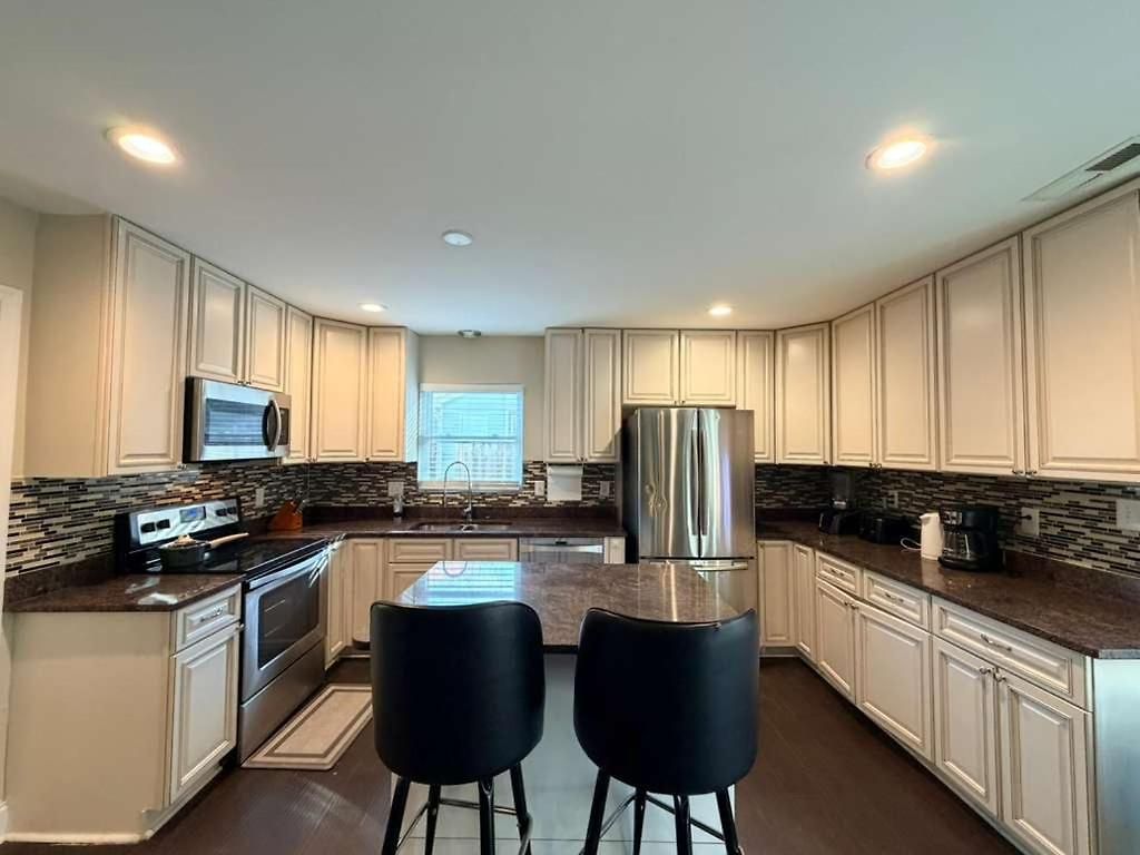 Holiday home 3br W Yard & Wifi Sleeps 10 Charlotte