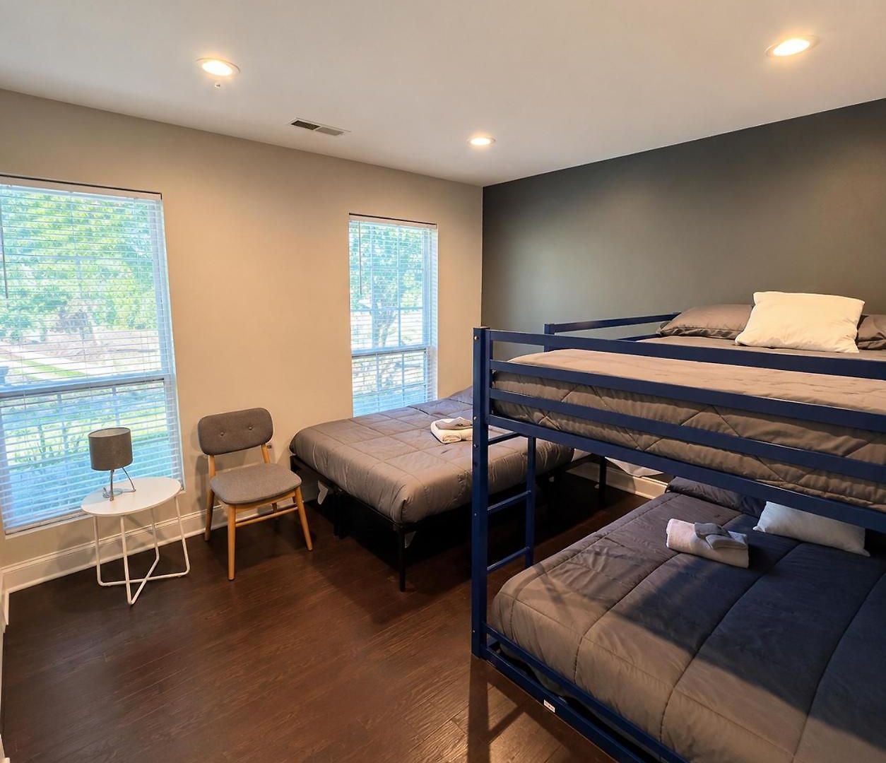 3br W Yard & Wifi Sleeps 10 *