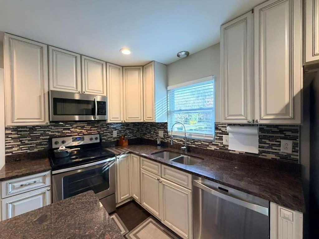 3br W Yard & Wifi Sleeps 10 Holiday home Charlotte
