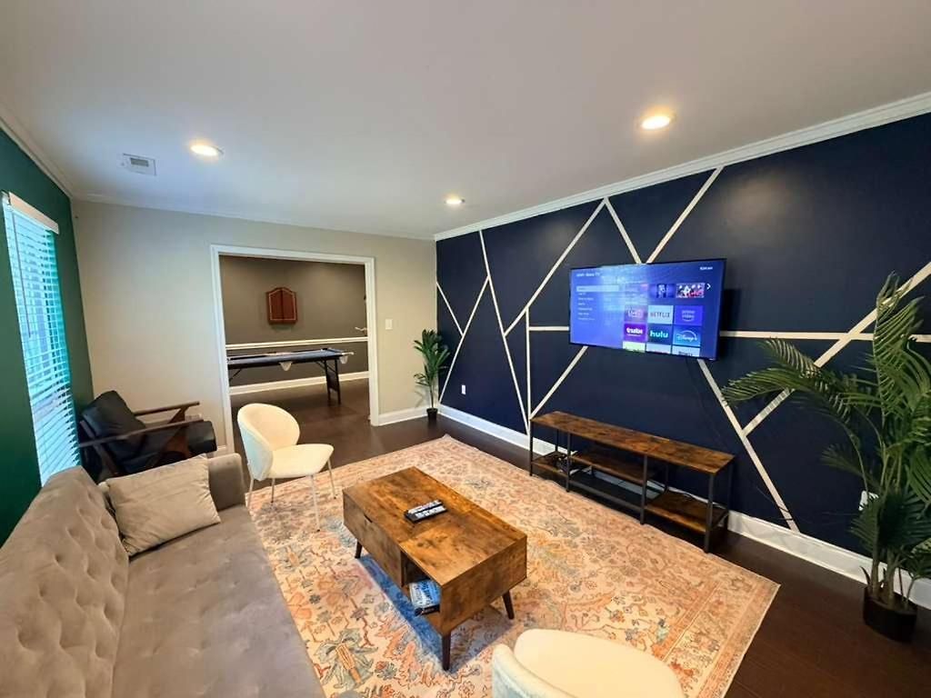 3br W Yard & Wifi Sleeps 10