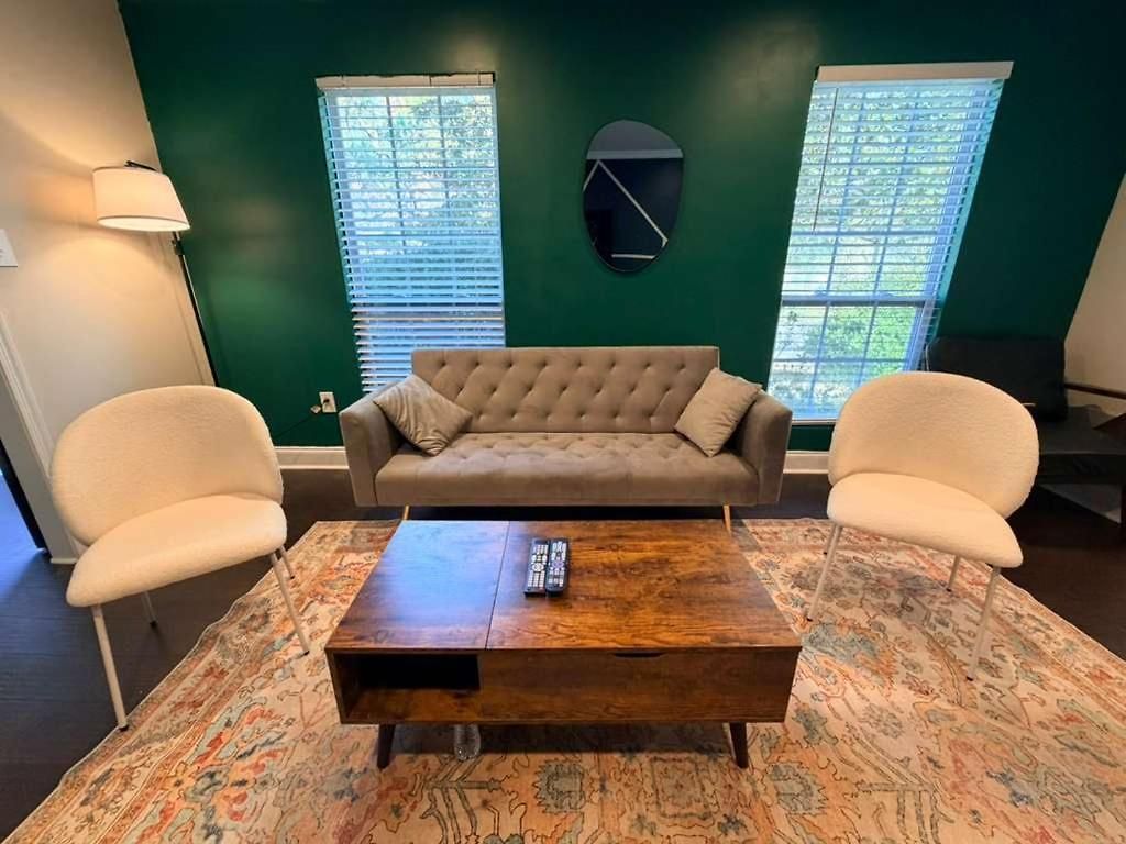 3br W Yard & Wifi Sleeps 10