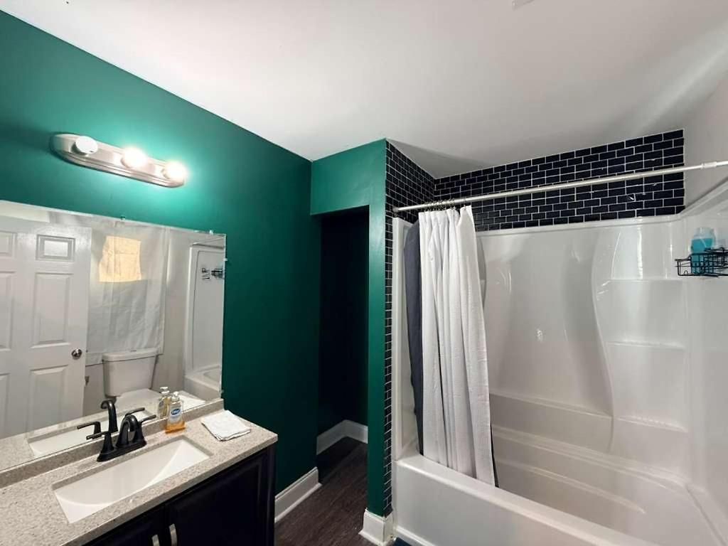 Holiday home 3br W Yard & Wifi Sleeps 10