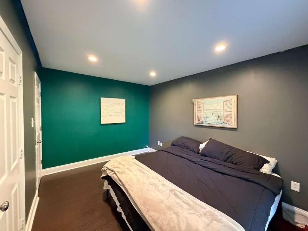 Holiday home 3br W Yard & Wifi Sleeps 10 *