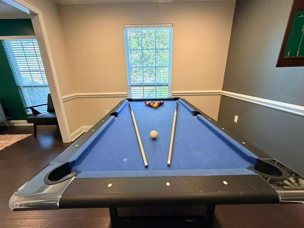3br W Yard & Wifi Sleeps 10 *