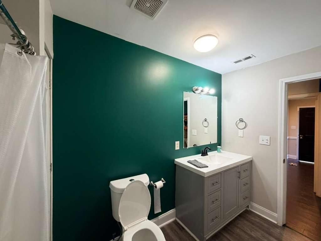 Holiday home 3br W Yard & Wifi Sleeps 10 *