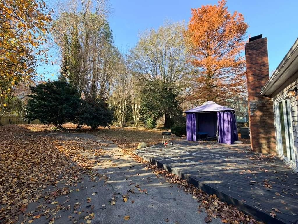 3br W Yard & Wifi Sleeps 10