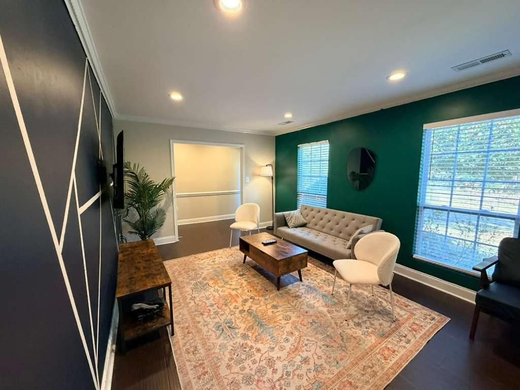 3br W Yard & Wifi Sleeps 10 Holiday home *