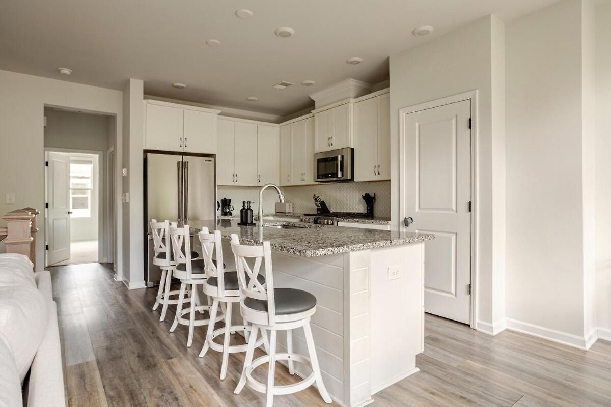 Uptown With Private Garage Villa