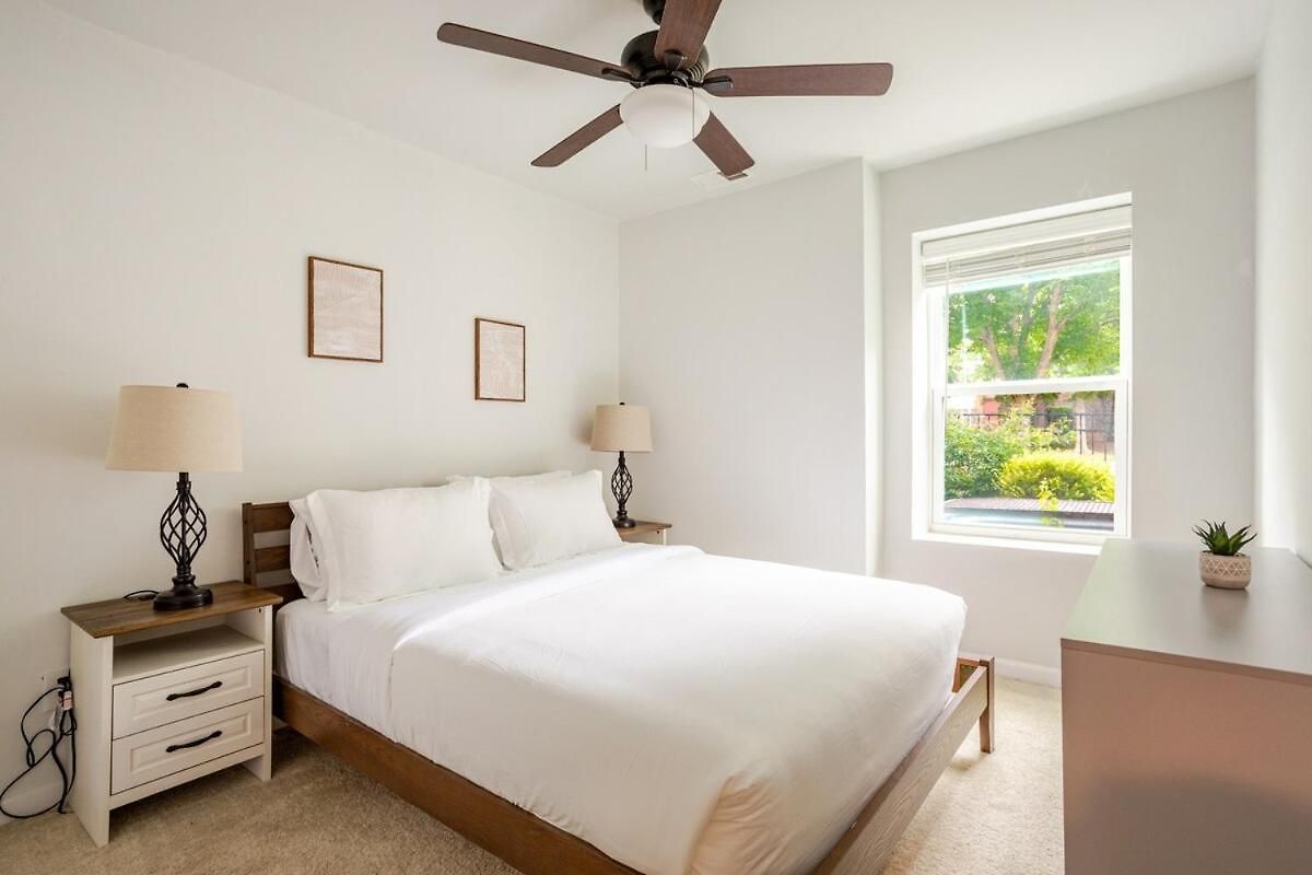 Uptown With Private Garage Villa Charlotte