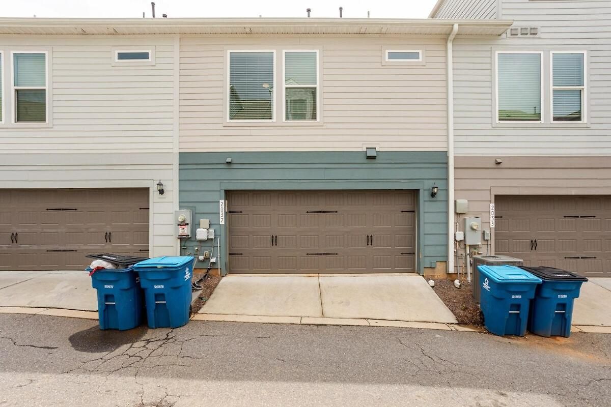 Uptown With Private Garage Villa