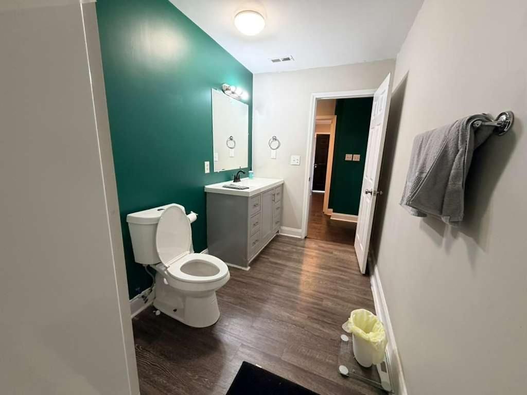 Holiday home 3br W Yard & Wifi Sleeps 10 *