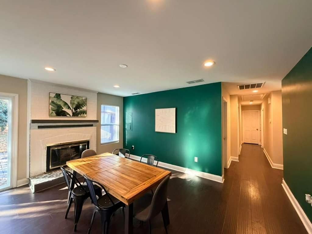3br W Yard & Wifi Sleeps 10 *