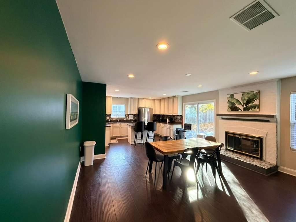3br W Yard & Wifi Sleeps 10 * Charlotte