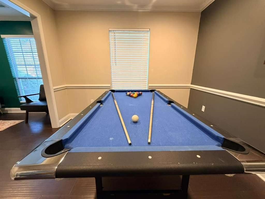 3br W Yard & Wifi Sleeps 10