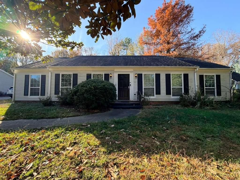 3br W Yard & Wifi Sleeps 10 Holiday home Charlotte