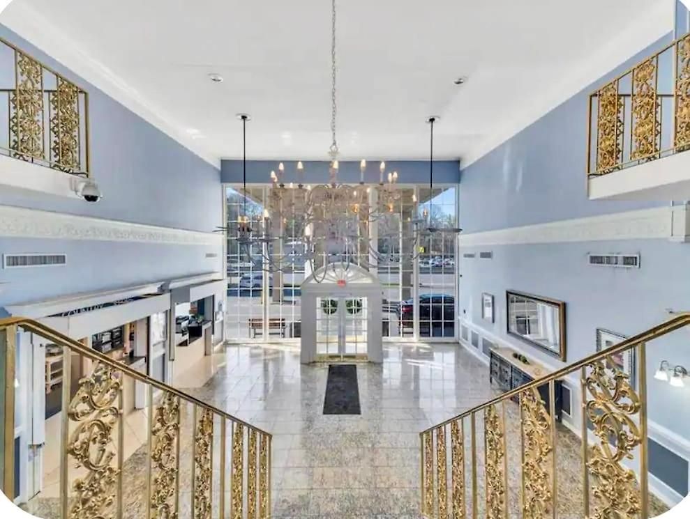 Near Uptown & Minutes To Hospital, Free Wi-fi, Coffee & Gym *