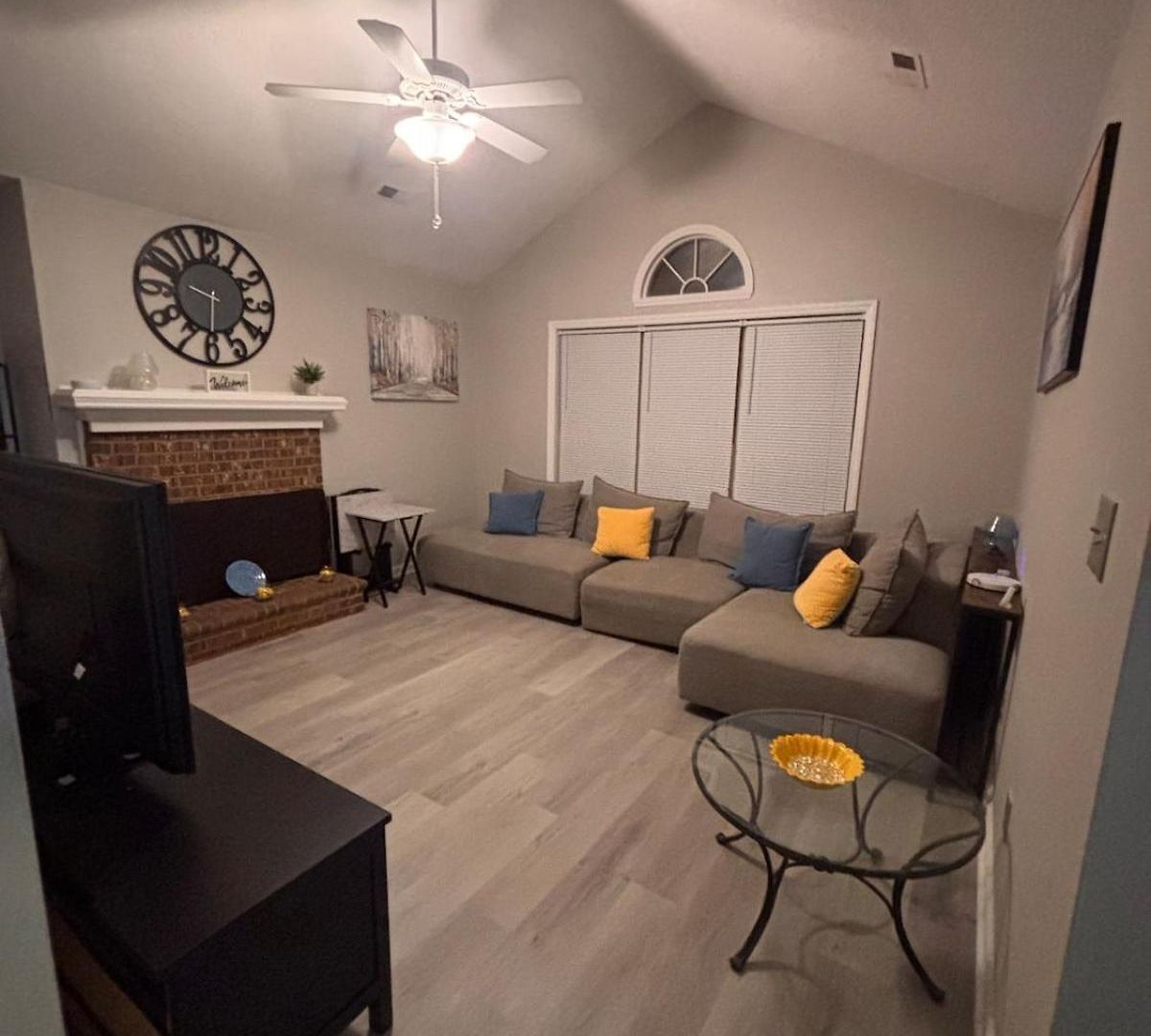Near Uptown-sleep 6-nfl Game Day Getaway Holiday home *