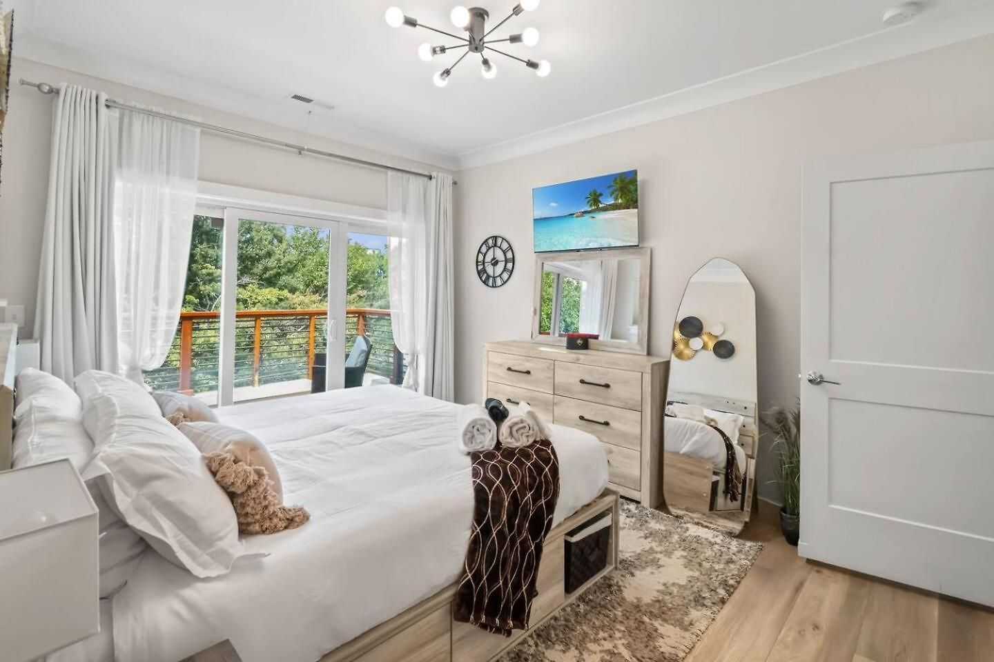 Modern Uptown Retreat Hot Tub & Game Holiday home *