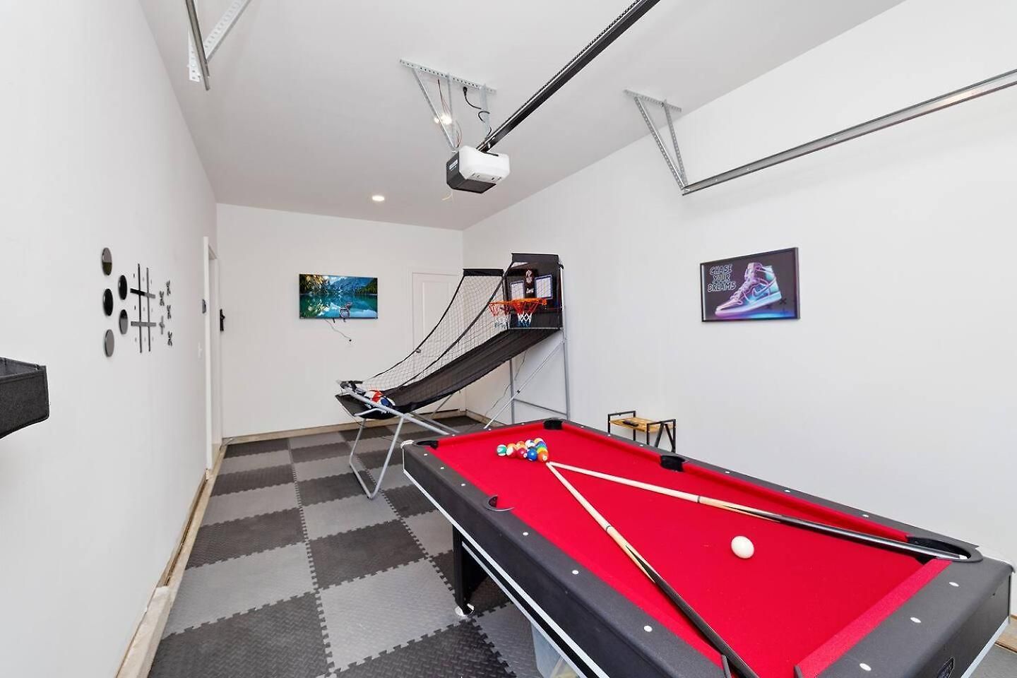 Uptown Retreat Sleeps 10 W/hot Tub, Bbq Game Holiday home *