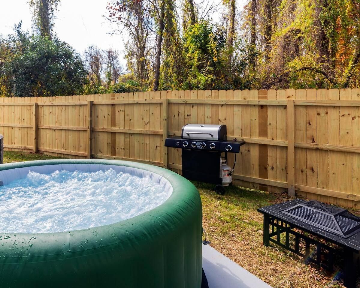 Holiday home 8br Near Southend/uptown W/gameroom/hottubs/fenced