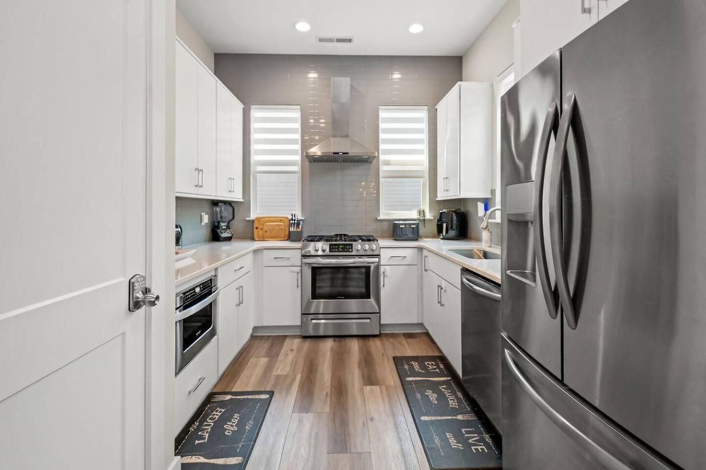 Modern Uptown Retreat Hot Tub & Game Holiday home *