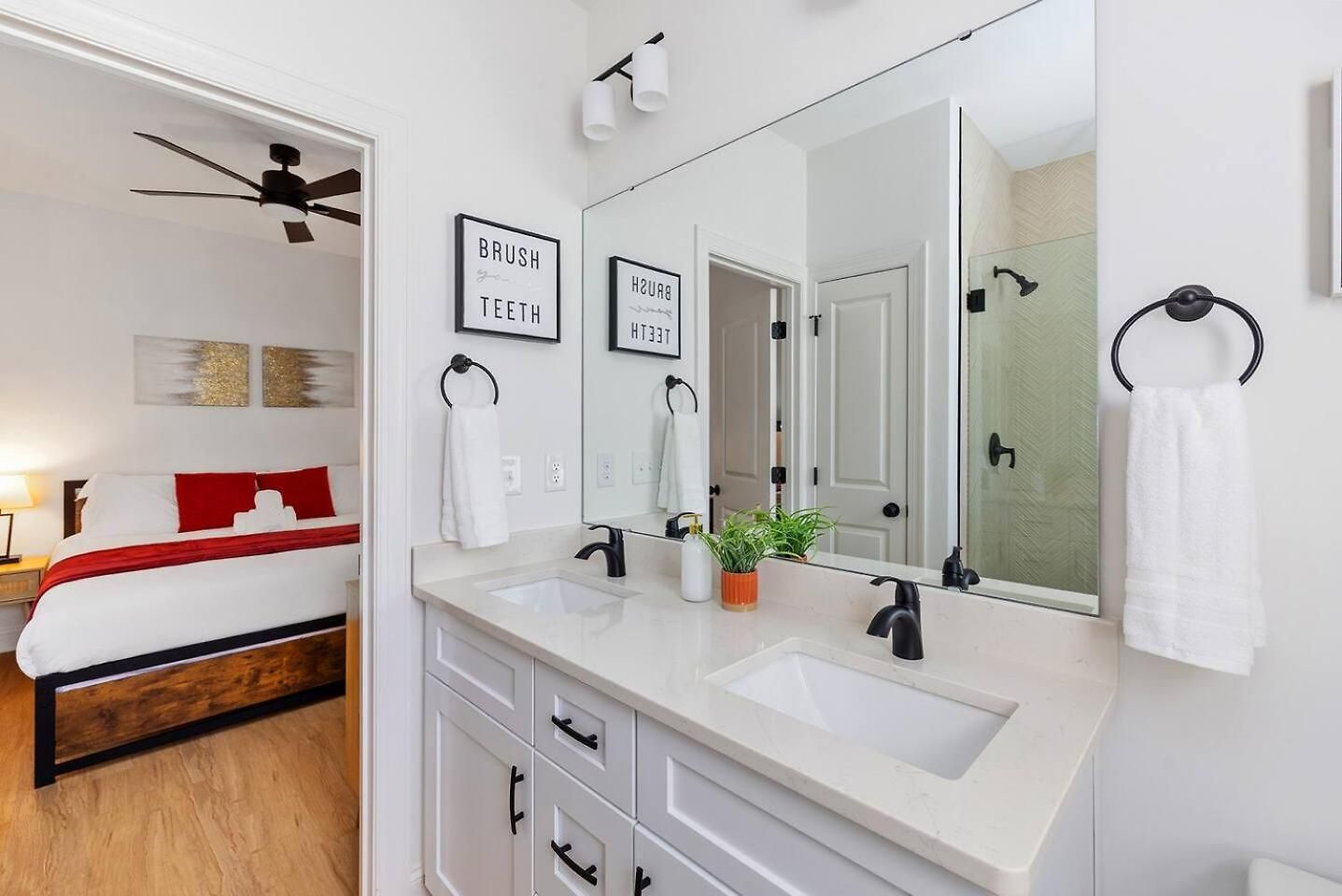 Modern 4br Hot Tub • Game • Fenced Holiday home