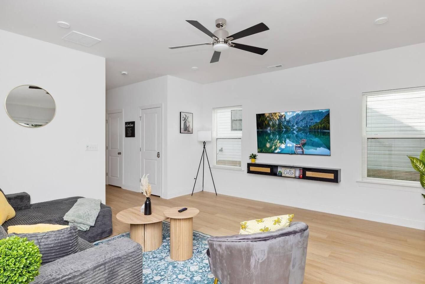 Uptown Retreat Sleeps 10 W/hot Tub, Bbq Game Holiday home *