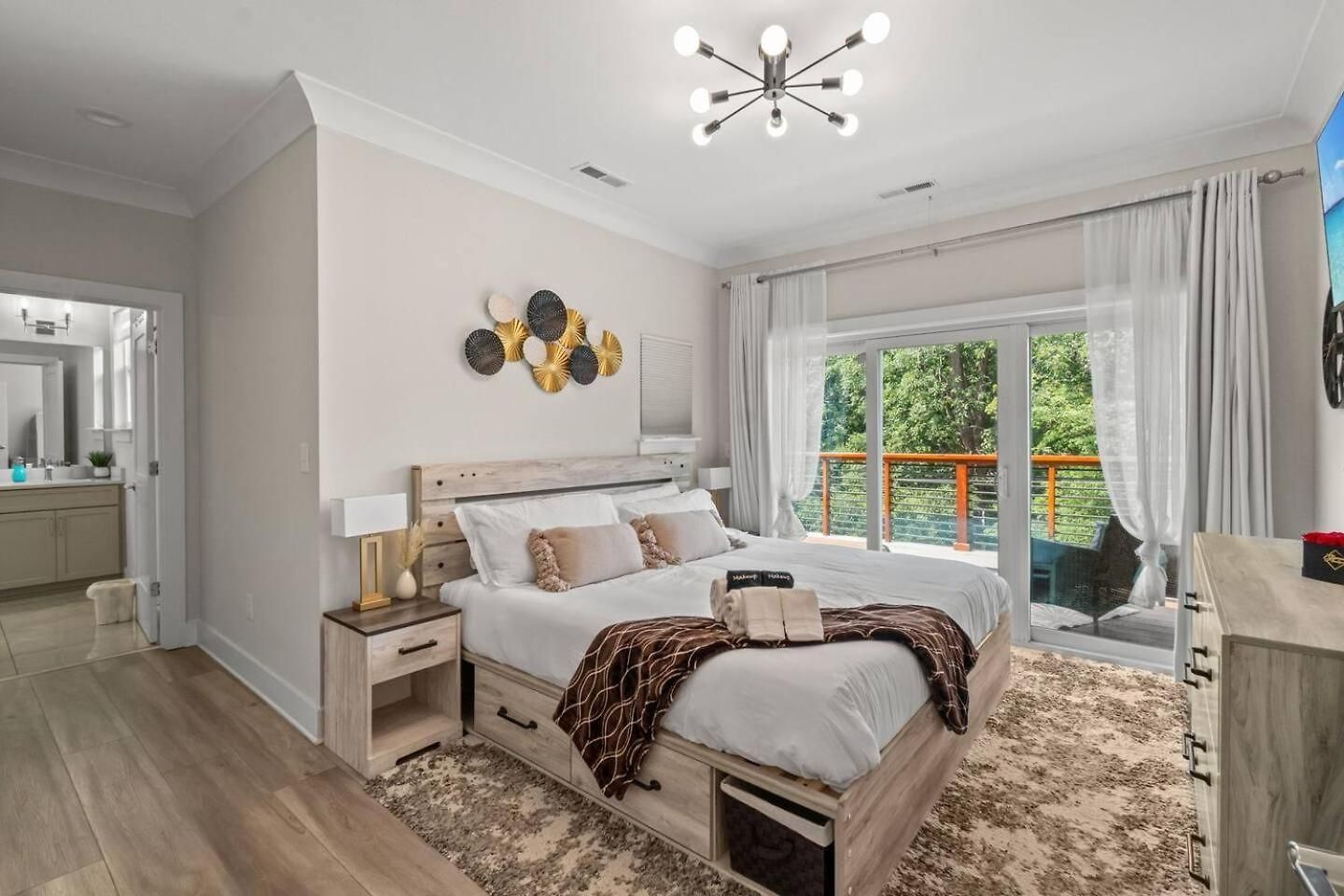 Modern Uptown Retreat Hot Tub & Game * Charlotte