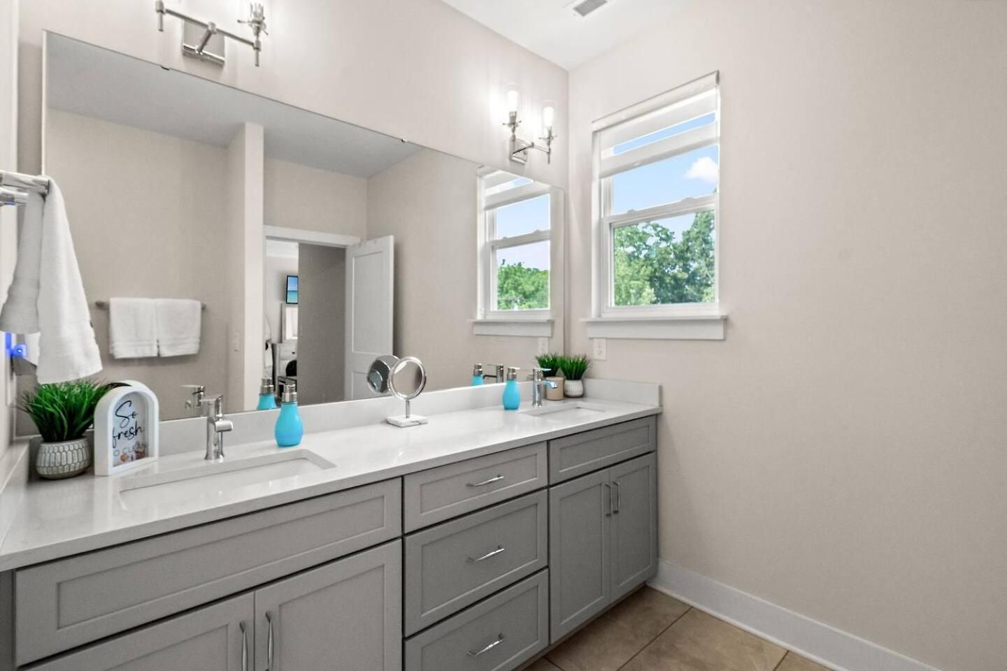 Modern Uptown Retreat Hot Tub & Game Holiday home *