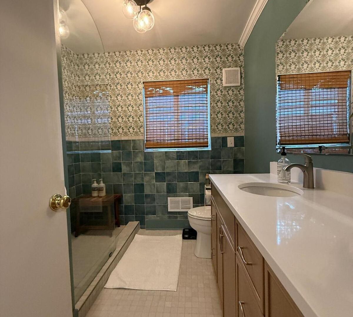 The Latimer House Perfect For Groups Near Uptown Holiday home *