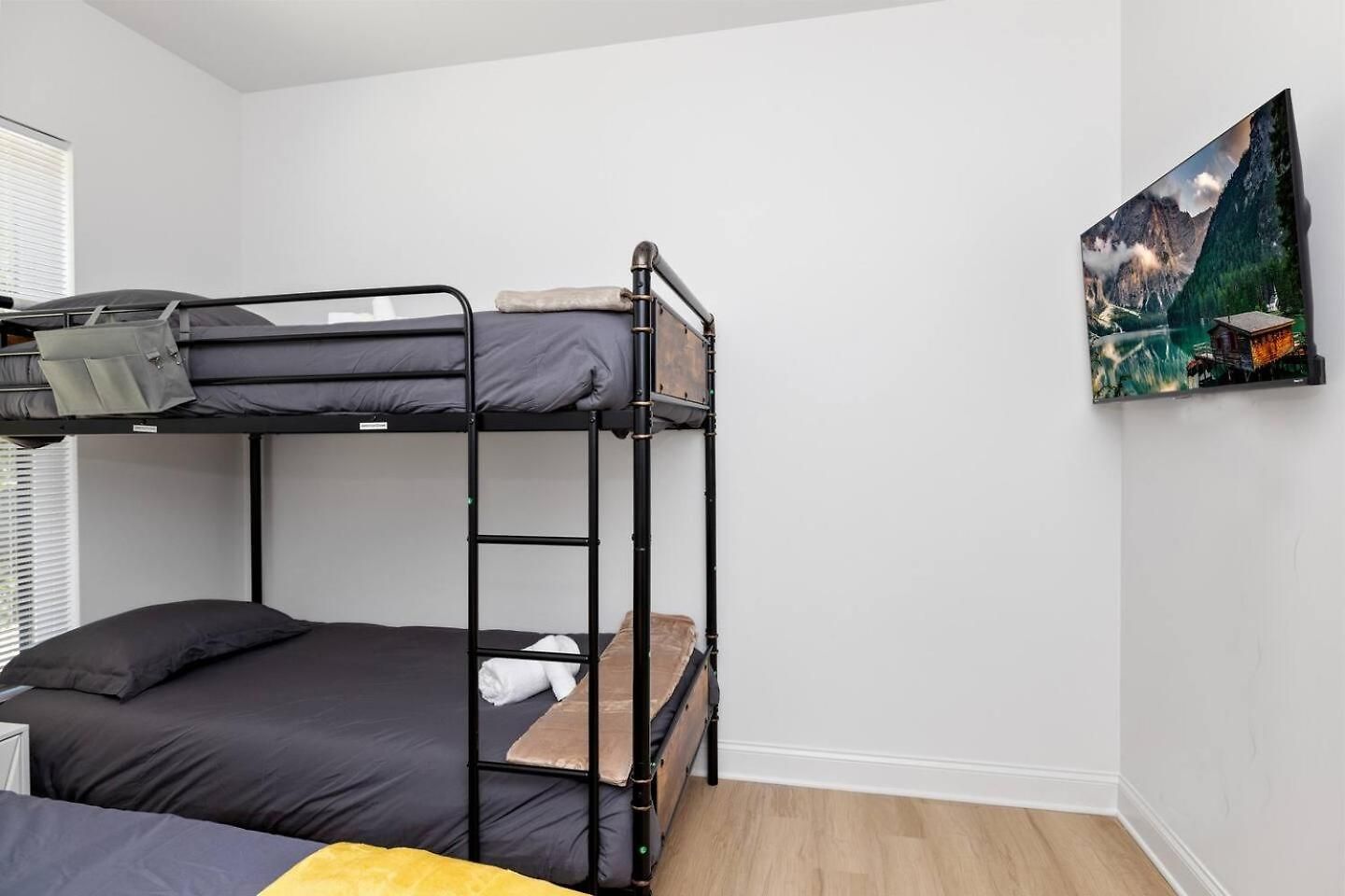 Holiday home Uptown Retreat Sleeps 10 W/hot Tub, Bbq Game