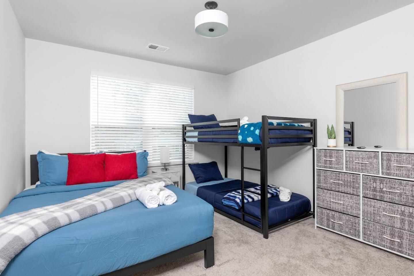 Holiday home 8br Near Southend/uptown W/gameroom/hottubs/fenced
