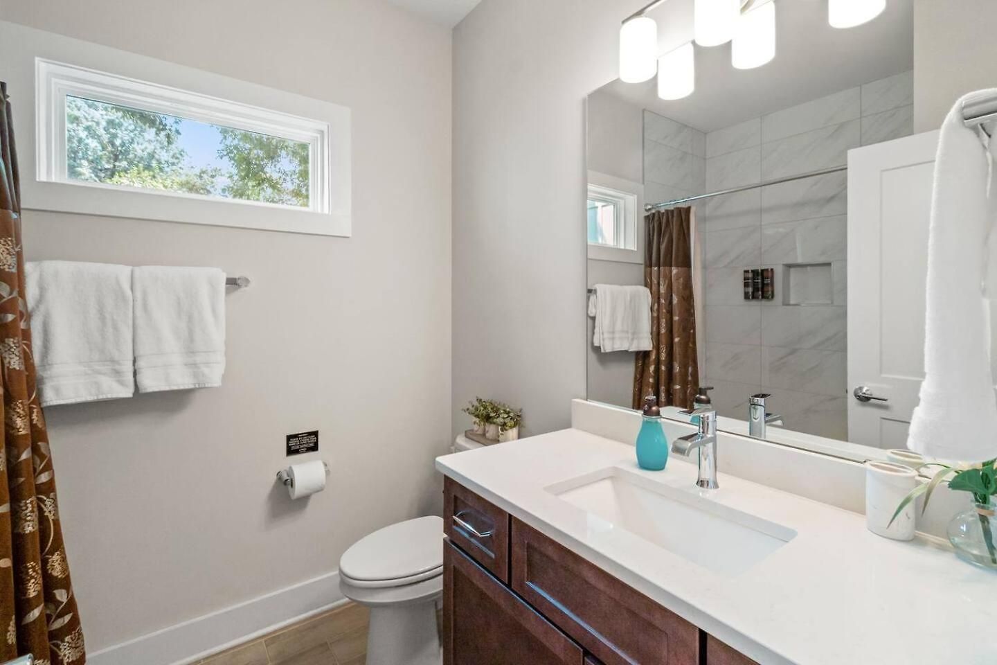 Modern Uptown Retreat Hot Tub & Game Holiday home *