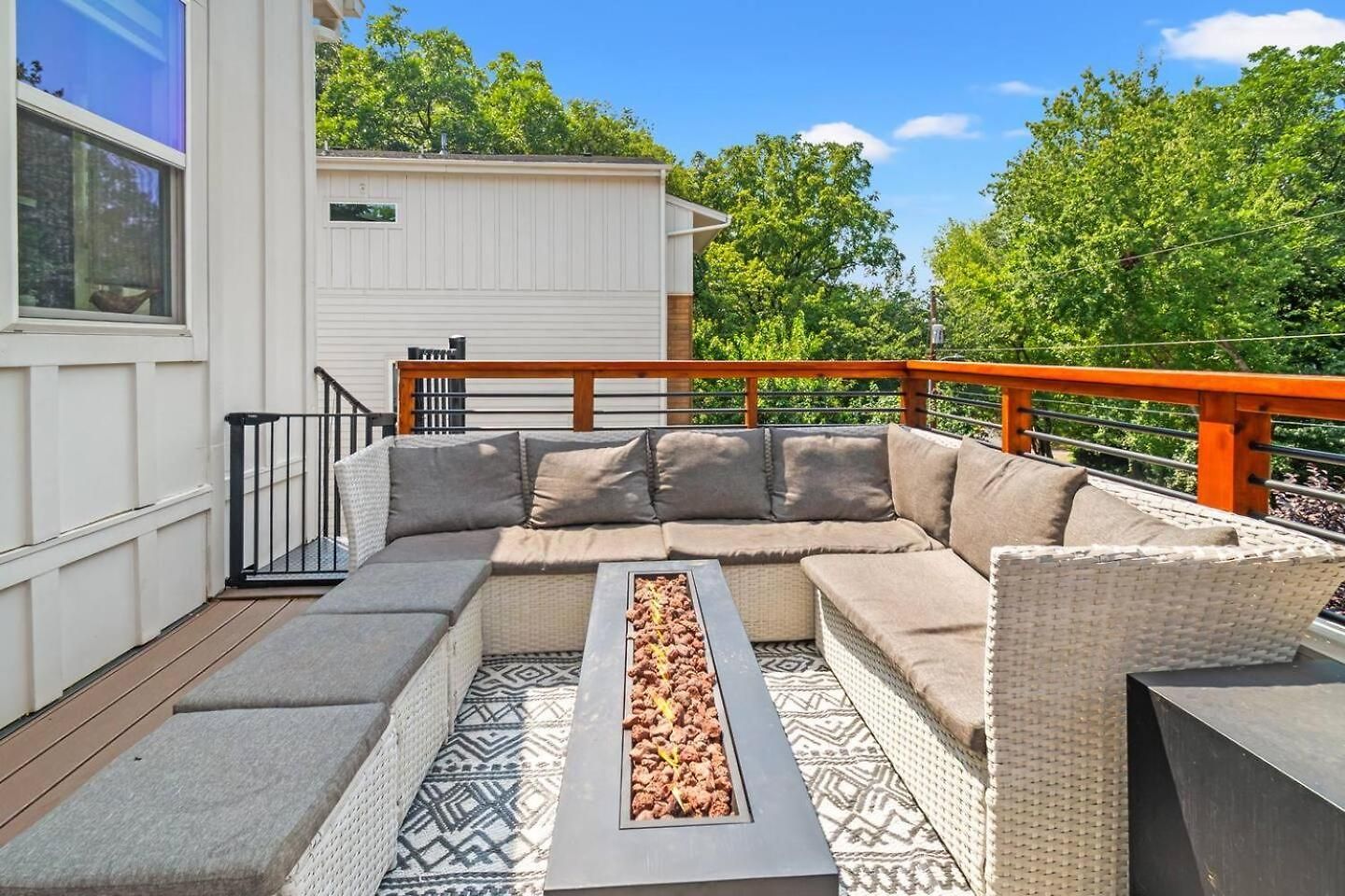 Modern Uptown Retreat Hot Tub & Game * Charlotte