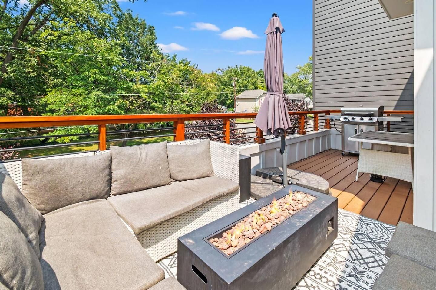 Modern Uptown Retreat Hot Tub & Game * Charlotte