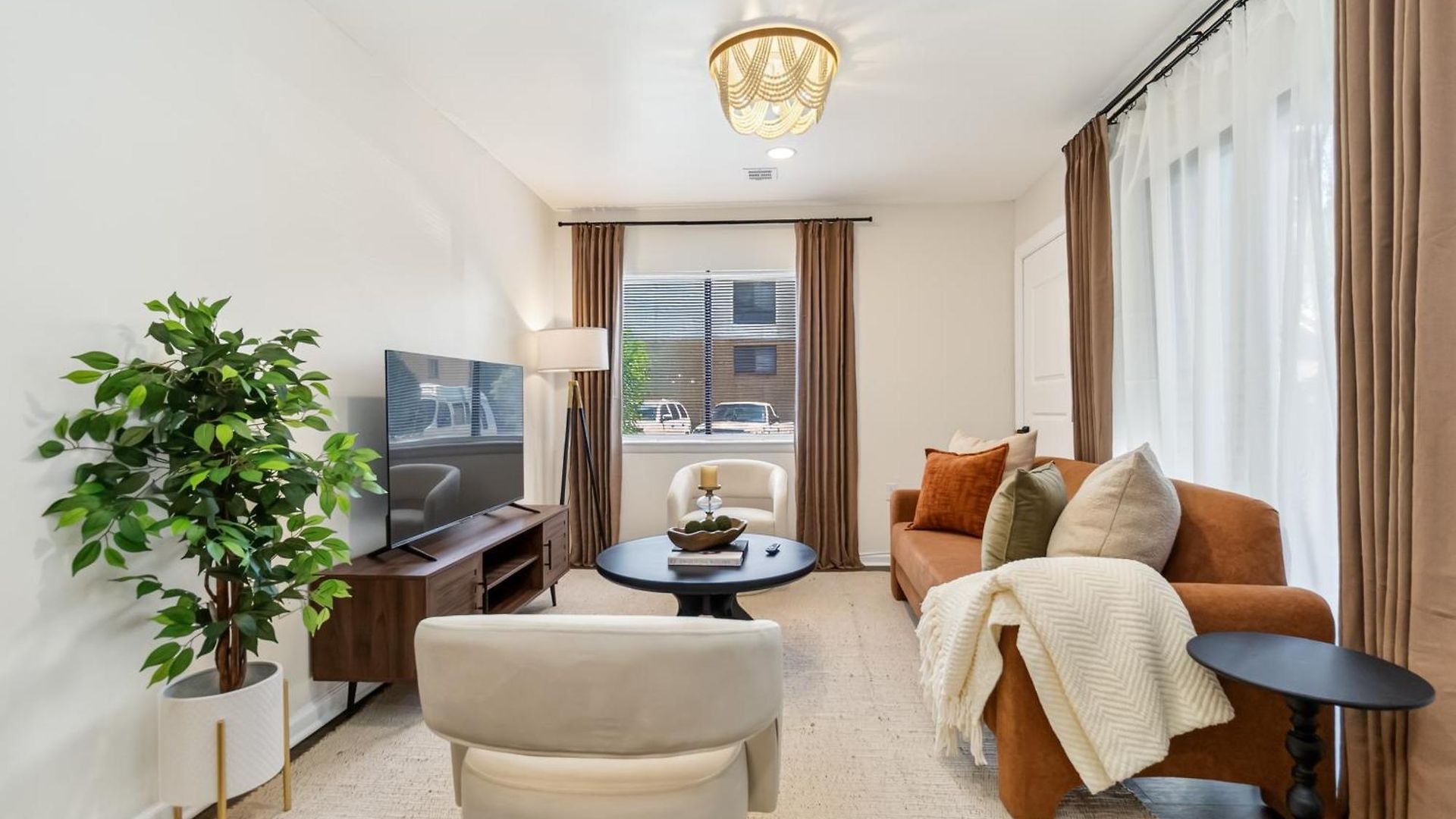 Stylish With 2 King Beds And Private Patio Charlotte