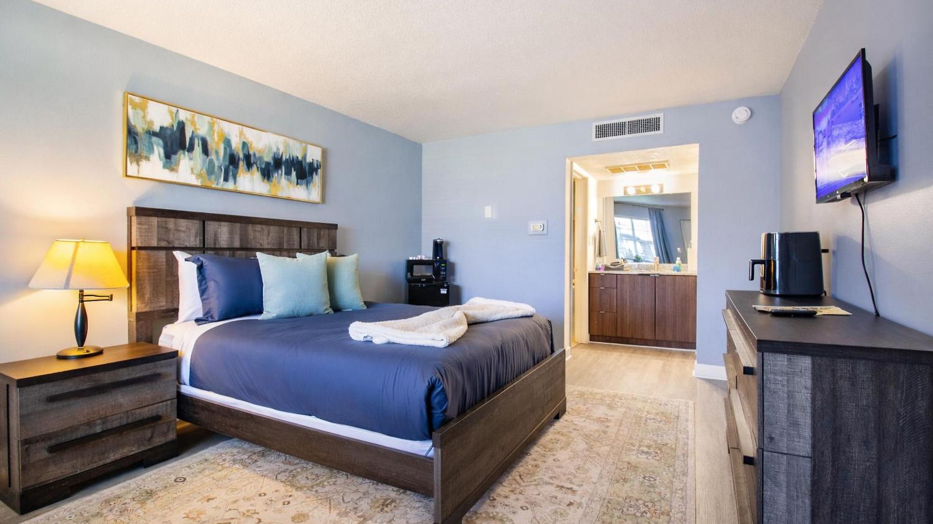 Work & Play! Near Uptown, Hospitals, Sports Apartment *