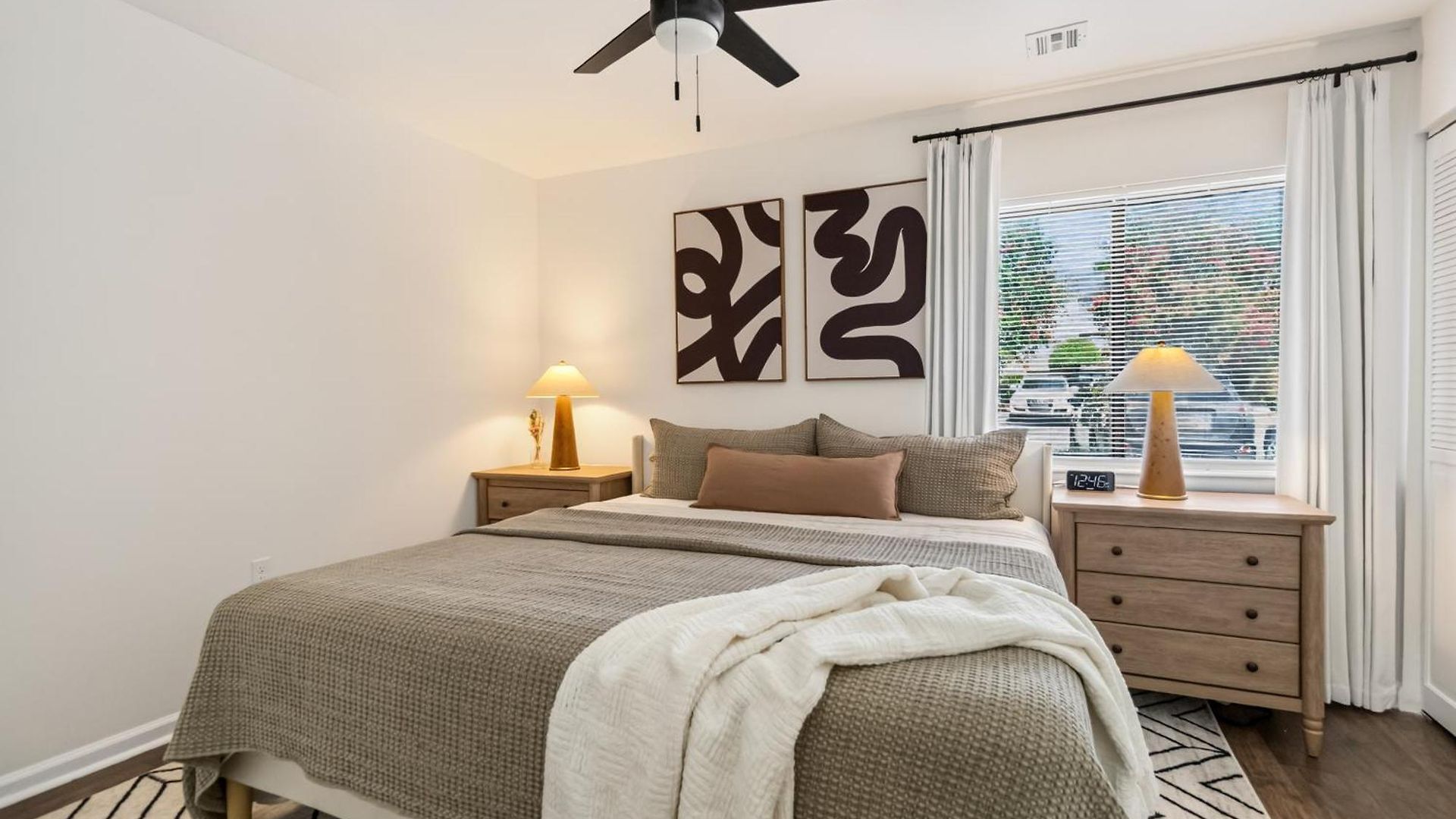 Stylish With 2 King Beds And Private Patio Apartment *
