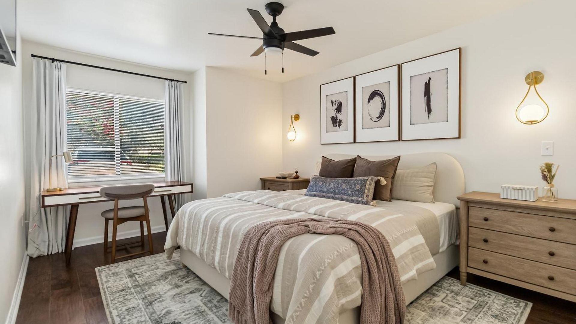 Stylish With 2 King Beds And Private Patio Charlotte