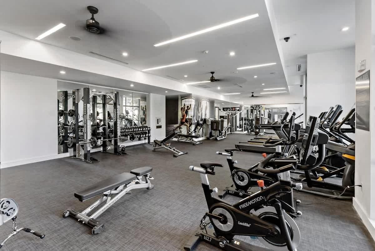 Near Dt Cpcc Lynx With Pool Gym Wd Parking Apartment *